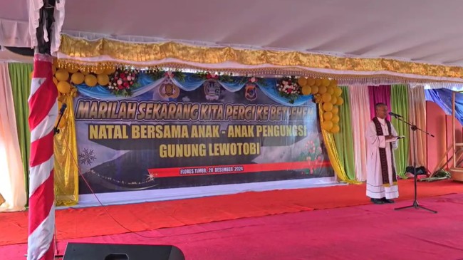 Ketum Bhayangkari Pusat, Juliati Sigit Prabowo, merayakan Natal 2024 bersama para korban erupsi Gunung Lewotobi di Desa Kobasoma, NTT pada Sabtu (28/12).