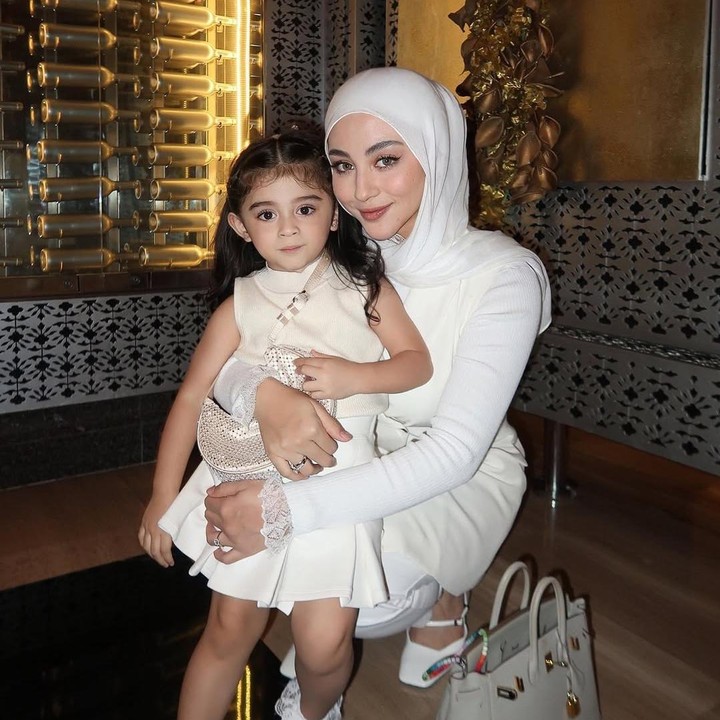 <p>Dalam salah satu unggahan, Margin bahkan menyebut kini gaya Guzel semakin mirip dengan model internasional, Bella Hadid. Gemas banget ya, Bunda. (Foto: Instagram: @marginw)</p>