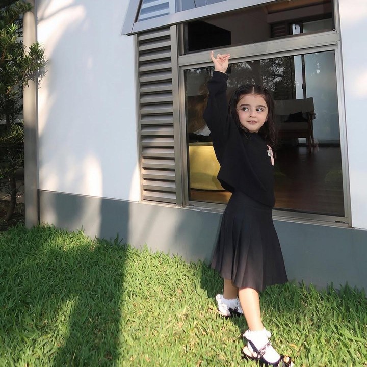 <p>Guzel juga pandai berpose di depan kamera dengan gaya berpakaiannya yang <em>stylish</em>. OOTD Guzel pun kerap dipuji netizen. (Foto: Instagram: @marginw)</p>
