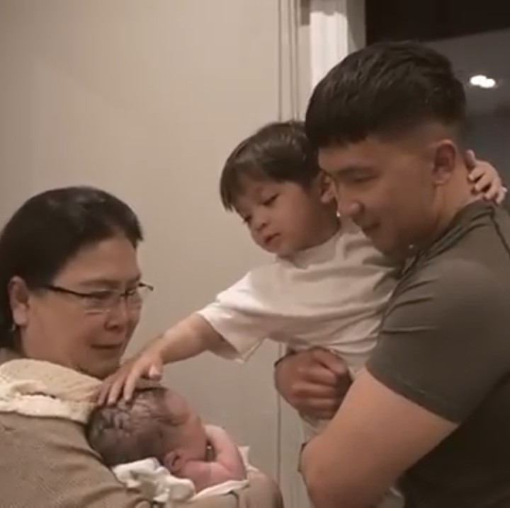 <p>"Terima kasih ya, Dudung. <em>Love you</em>," kata Issa manis dalam gendongan sang Ayah. (Foto: YouTube Nikita Willy Official)</p>
