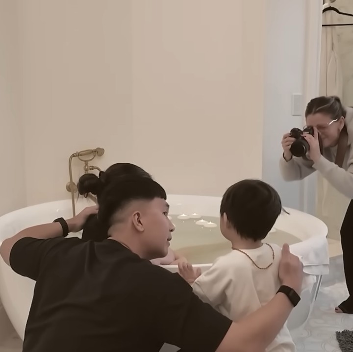 <p>Ketika sang adik terlahir, Issa langsung mendekat dan menyentuh Nael. Issa juga sempat mempertanyakan tentang tali pusar sang adik. (Foto: YouTube Nikita Willy Official)</p>