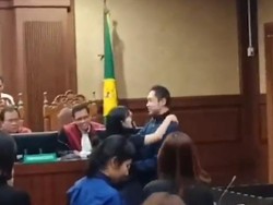 Viral Sandra Dewi Peluk Harvey Moeis Bikin Hakim Senyum-senyum, Ini Momennya