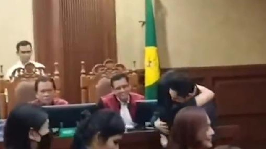 Sandra Dewi peluk Harvey Moeis di ruang sidang (dok. 20detik)