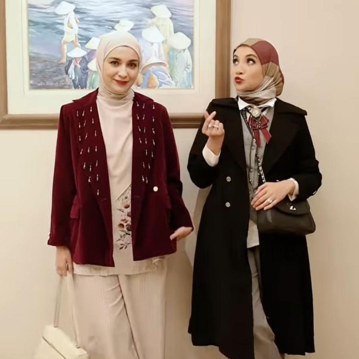 <p>Shireen dan Zaskia Sungkar juga termasuk kakak beradik yang sukses mengejar karier di dunia hiburan. Bahkan, keduanya juga kerap menampilkan kedekatan mereka. "MasyaAllah kalian bisa seakur itu aku cemburu, semoga Allah selalu menjaga hubungan kalian aamiin," tulis akun <em>@hardiantil****,</em> dikutip dari laman <em>Instagram@shireensungkar,</em> Selasa (31/12/2024). (Foto: Instagram@shireensungkar)</p>