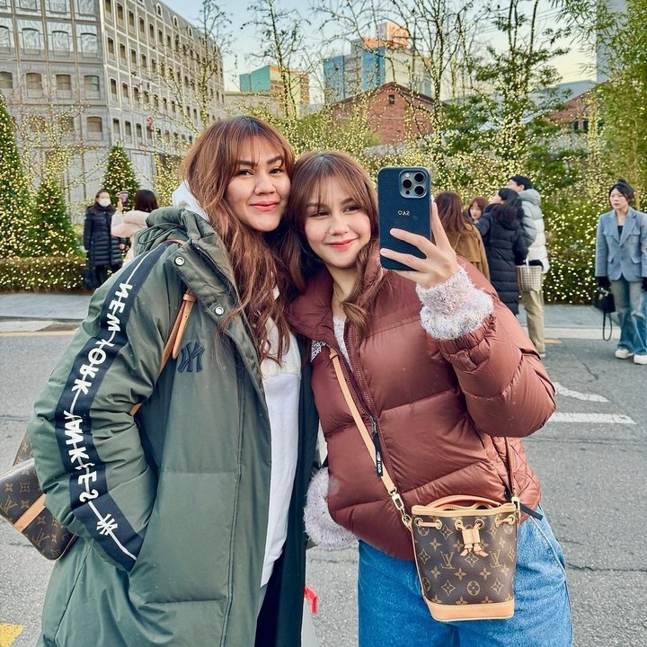<p>Siapa yang tak kenal dengan pemeran Milly dalam film <em>Ada Apa dengan Cinta?</em> (AADC)? Sissy Prescillia termasuk salah satu aktris Tanah Air yang memiliki adik kandung sesama artis. Ia adalah Vanesha Prescilla yang namanya mulai dikenal publik setelah memainkan peran Milea dalam film <em>Dilan 1990.</em> (Foto: Instagram@sysiio)</p>