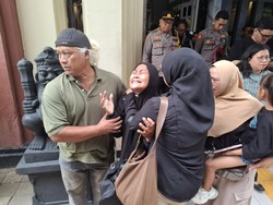 Restitusi Rp 15 Juta, Tangis Keluarga Korban Tragedi Kanjuruhan Pecah