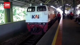 VIDEO: 18 Kereta Berhenti di Stasiun Jatinegara