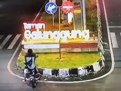 Pria di Kota Malang Terekam CCTV Rusak Logo Taman Galunggung
