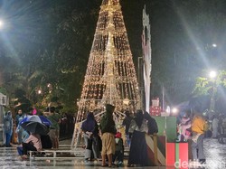 Klakson Imbangi Kembang Api Sambut Tahun Baru di Balai Kota Surabaya