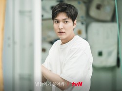 Foto Terbaru Lee Min Ho di Drakor When the Stars Gossip