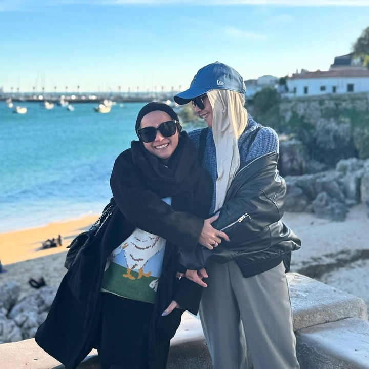 <p>Zaskia Adya Mecca juga dikenal dekat dengan sang kakak yang sama-sama artis, Tasya Nur Medina. Zaskia pun belum lama ini memberikan ucapan manis di hari ulang tahun Tasya. "Dear kak <em>@tasyanurmedina,</em> tau enggak sih kalo salah satu nikmat terbesar yang Ia, papa mama, ade-ade juga anak-anak milikin itu kamu.. kehadiran kamu benar-benar melengkapi setiap ruang yangada. Kamu selalu ada, siap 24/7 buat kita semua, apaun yang kamu punya selalu kamu pastika kita semua pun terbagi," tulis Zaskia, dikutip dari laman <em>Instagram@zaskiaadyamecca.</em> (Foto: Instagram@zaskiaadyameca)</p>