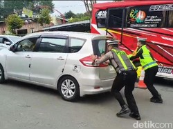 Polisi Siaga di Jalur Tanjakan Arah Wisata Sarangan-Cemoro Sewu