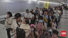 FOTO: Libur Tahun Baru dan Antrean Penumpang Rp1 MRT-Transjakarta
