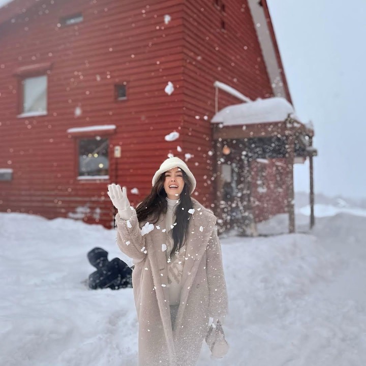 <p>Cathy Sharon turut menghabiskan akhir tahunnya dengan berlibur ke Jepang. Pada salah satu unggahannya, Cathy terlihat bahagia saat bermain salju dengan <em>outfit</em> serba cokelat. "Secara resmi membuka musim salju," ujarnya.  (Foto: Instagram: @cathysharon)</p>
