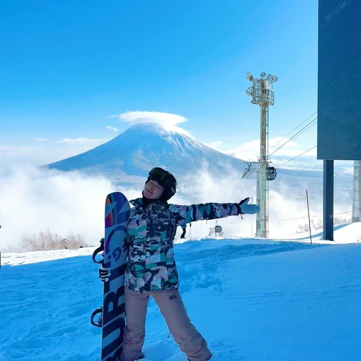 <p>Natasha Wilona menutup akhir tahun 2024 dengan bermain snowboard di Jepang. Momen ini dibagikan langsung olehnya melalui laman media sosial. "Menutup tahun 2024 dengan penuh sukacita dan bersyukur kepada Tuhan untuk semua berkat, kebahagiaan, dan kenangan yang indah di tahun ini. Aku sangat bersyukur, Tuhan itu baik," katanya. (Foto: Instagram: @natashawilona12)</p>