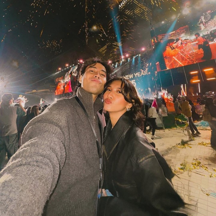 <p>Pasangan Vidi Aldiano dan Sheila Dara merayakan pergantian tahun dengan melihat pesta kembang api di Macau, Bunda. Keduanya pun kompak mengenakan pakaian serba hitam. "<em>Happy new year</em> dari kita berdua!" tulis Vidi. (Foto: Instagram: @vidialdiano)</p>
