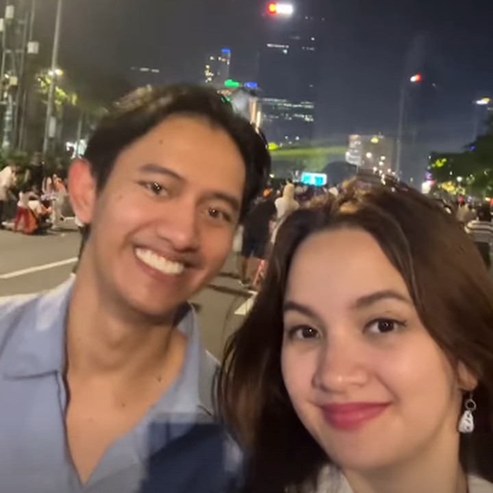 <p>Sabrina Anggraini dan sang suami, Belva Devara, lebih memilih merayakan malam pergantian tahun dengan jalan-jalan di Bundaran HI dan Sudirman. Keduanya terlihat kompak mengenakan pakaian serba biru. "Melakukan jalan-jalan malam di Sudirman," tutur Sabrina. (Foto: Instagram: @sabrinaanggraini)</p>