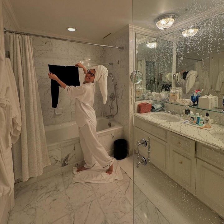 <p>Ayu Dewi dan keluarga diketahui tengah berlibur ke Jepang, Bunda. Daripada merayakan tahun baru di luar, Ayu Dewi memutuskan untuk menjemur baju di hotel, nih. "Selamat tahun baru dari kita yang semalam enggak kemana-mana, malah jemur-jemur sambil nungguin kembang api di jendela sementara bapak sama si piyik-piyik sudah tidur tinggal kit-kit saja. Doanya semoga Allah mudahkan, lancarkan, sehatkan, sukseskan, wujudkan dan beri keberkahan untuk seluruh mimpi, doa & usaha kita semua di 2025. Aamiin Aamiin Yaa Rabbal Alaamiin," kata Ayu Dewi. (Foto: Instagram: @mrsayudewi)</p>