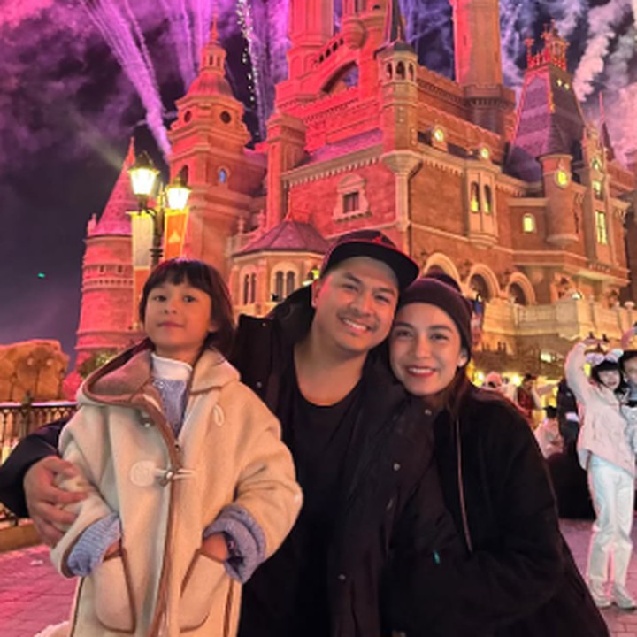 <p>Glenn Alinskie dan keluarga mendapatkan pengalaman baru karena main roller coaster di Disneyland sambil melihat kembang api di pergantian tahun. "Pengalaman tahun baru terbaik yang pernah ada!! Naik roller coaster sambil kembang api menyala terus menerus!! Selamat tahun baru semuanya!! Semoga Tuhan memberkati kita semua!!" kata Glenn dengan menggunakan Bahasa Inggris. (Foto: Instagram: @glennalinskie)</p>
