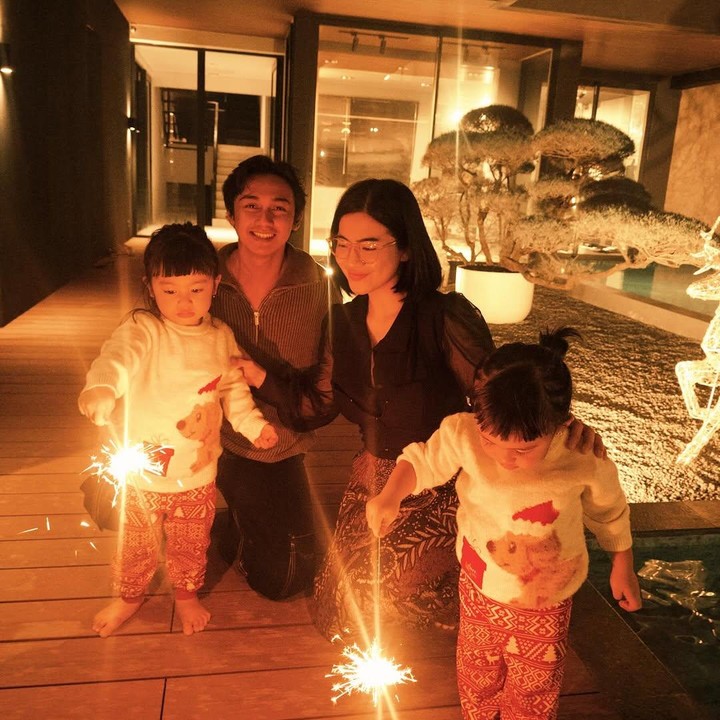 <p>Caesar Hito dan Felicya Angelista lebih memilih merayakan tahun baru 2025 bersama kedua putrinya di rumah. Di momen ini, mereka turut menyalakan kembang api yang cantik, Bunda. "Merayakan Malam Tahun Baru Bersama Keluarga!! Terima kasih Yesus untuk tahun 2024, kami siap untuk tahun 2025," ujarnya dengan menyisipkan emotikon hati. (Foto: Instagram: @felicyangelista_)</p>
