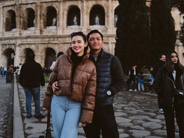 img-title Sarah Menzel Pacar Azriel Hermansyah Pakai Kerudung Saat Tahun Baru, Sudah Mualaf?