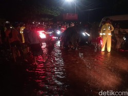 Jalur Pantura Situbondo Banjir gegara Tanggul Penahan Air Gunung Jebol