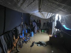 Video: Rumah Roboh Hingga Tenda Banjir Akibat Hujan Lebat di Gaza, 6 Tewas