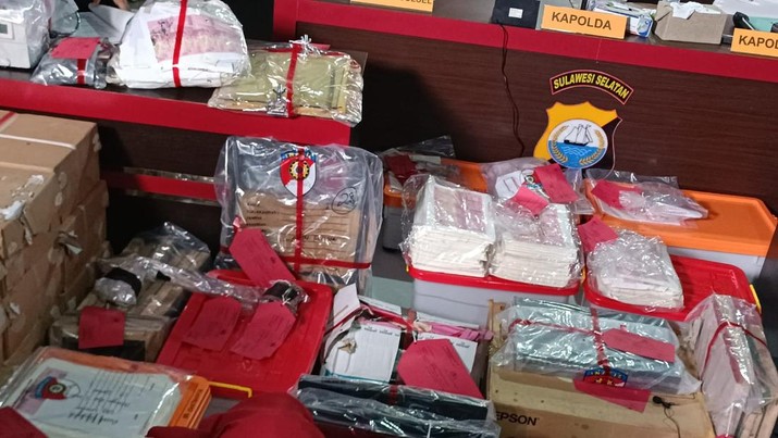 Barang bukti digelar dalam konferensi pers kasus sindikat uang palsu di UIN Alauddin Makassar di Mapolres Gowa. (Dok. Detikcom/Ihwan Gunawan)
