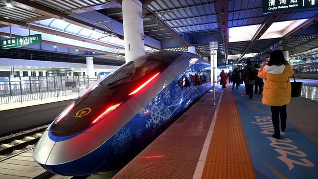 Kereta peluru tercepat di dunia, CR450, memulai uji coba pra-layanan di jalur kereta cepat China. Kereta peluru ini mencapai kecepatan puncak 453 km/jam.