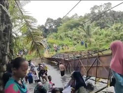 Puluhan Wisatawan Luka Usai Jembatan Gantung di Lubuklinggau Putus