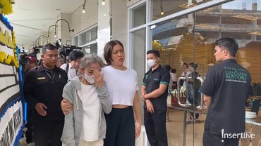 img-title Abu Mendiang Ayah Jessica Iskandar Dilarung di Laut