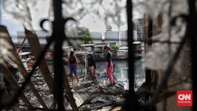 FOTO: Awal Tahun 2025, Kebakaran Landa 6 Rumah di Cilincing