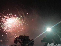 Meriahnya Pesta Kembang Api Malam Tahun Baru di Lapangan Benteng Medan