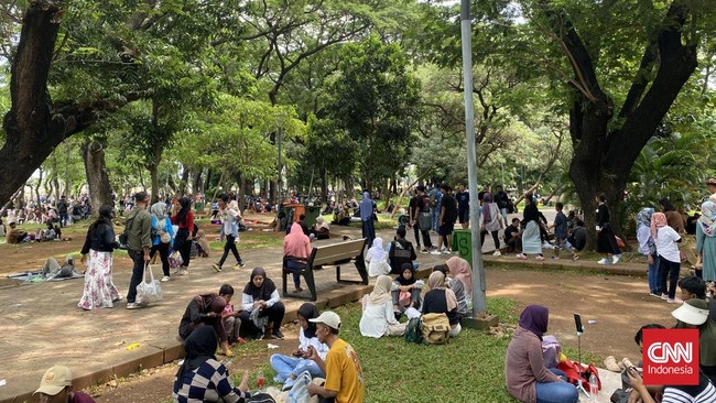 Kawasan wisata Monumen Nasional (Monas), Jakarta dipadati visitor pada momen libur nasional tahun baru 2025 Rabu (1/1).