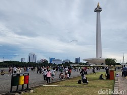 Libur Tahun Baru 2025, Warga Ramai Kunjungi Monas