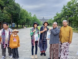 Jadi Pengunjung Pertama Candi Borobudur di 2025, Turis Jepang Diarak