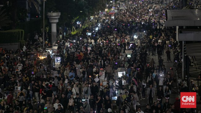 Masyarakat memadati kawasan Patung Kuda, Jakarta Pusat antusias menyaksikan Karnaval Kemerdekaan dalam memperingati HUT ke-80 Republik Indonesia.