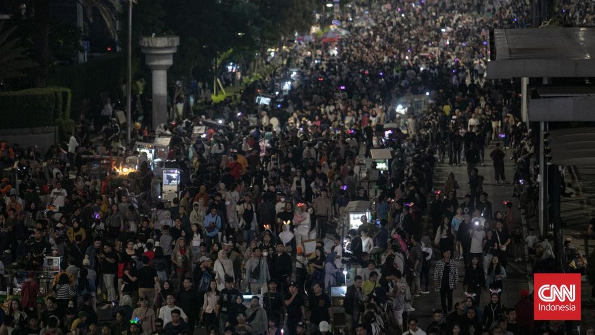 Warga Menyemut di Kawasan Monas Saksikan Karnaval Kemerdekaan