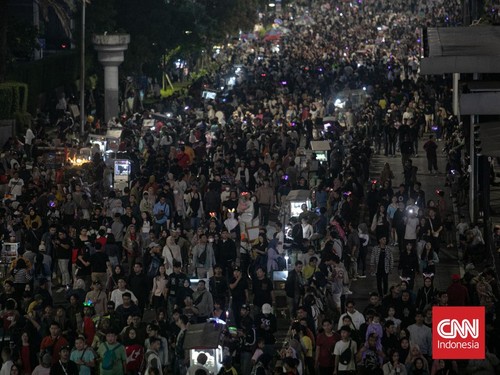 Warga Menyemut di Kawasan Monas Saksikan Karnaval Kemerdekaan