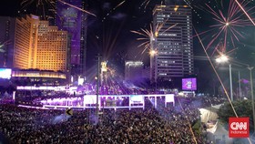 FOTO: Kembang Api Bundaran HI Sambut Tahun Baru 2025