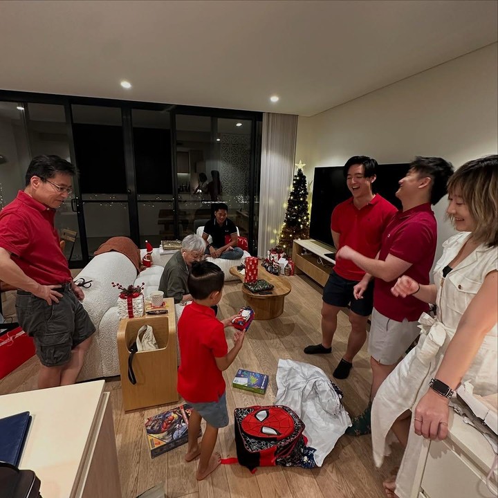 <p>Melihat dari laman Instagram Rini, terlihat ia dan keluarga mengadakan makan malam keluarga dengan kompak mengenakan baju serba merah dan putih. Xavier juga terlihat sangat akrab dengan keluarga sang Ayah. (Foto: Instagram: @riniyulianti)</p>