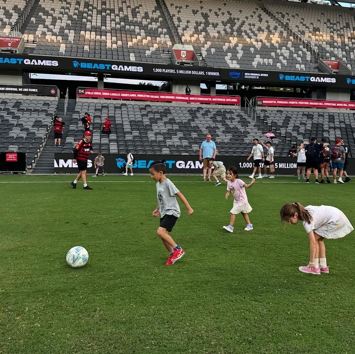 <p>Tidak hanya pergi ke taman hiburan, Rini dan keluarga juga singgah untuk menyaksikan Australian Summer Sport, Bunda. Di sini, Xavier mengunjukkan kebolehannya bermain sepakbola. Gemas banget, ya. (Foto: Instagram: @riniyulianti)</p>