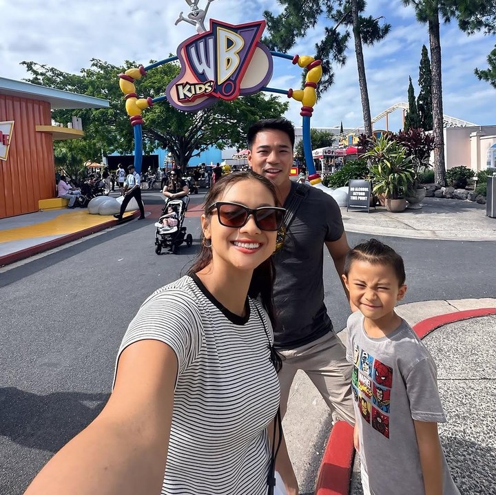 <p>Tidak hanya itu, Rini dan keluarga juga menghabiskan liburan akhir tahun untuk mengunjungi salah satu taman hiburan, yakni Warner Bros Movie World. (Foto: Instagram: @riniyulianti)</p>