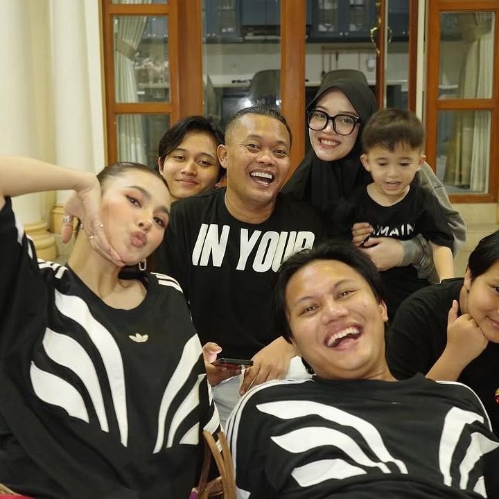 <p>"Selamat tahun baru dari kita," tulis penyanyi lagu <em>Hingga Tua Bersama</em> ini dengan menyisipkan emotikon hati. (Foto: Instagram: @rizkyfbian)</p>