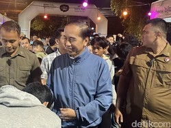 Jaket Biru Jokowi Saat Rayakan Tahun Baru di Solo