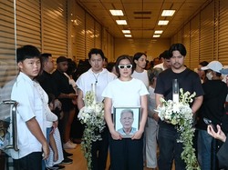 Jessica Iskandar Haru Antar Ayah Dikremasi