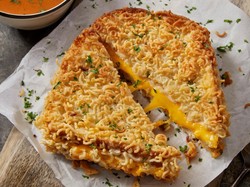 Resep Sandwich Ramen Keju, Camilan Gurih yang Renyah Enak