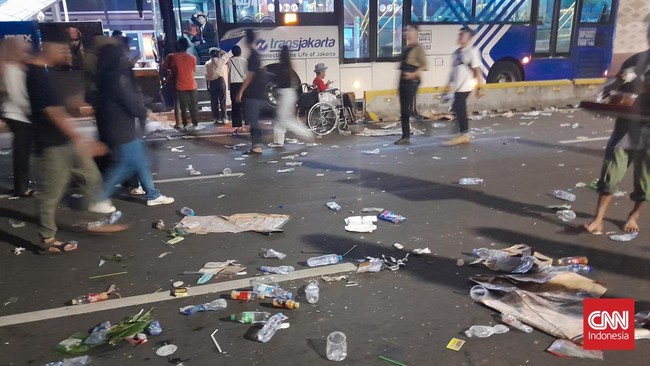 Diperkirakan sampah tahun baru 150 ton. Namun lantaran tidak hujan dan banyak penduduk nan membawa tempat makan/minum sendiri, jumlahnya di luar perkiraan.