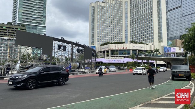 Kawasan Bundaran HI pada Rabu (1/1) tampak bersih setelah sempat dipenuhi sampah imbas malam seremoni pergantian tahun.