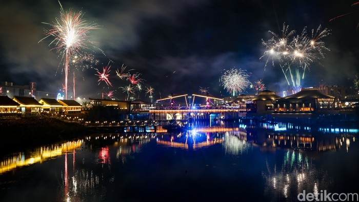 Kembang api meledak di atas Jembatan Kota Intan Batavia PIK, Jakarta, Rabu (1/1/2025).